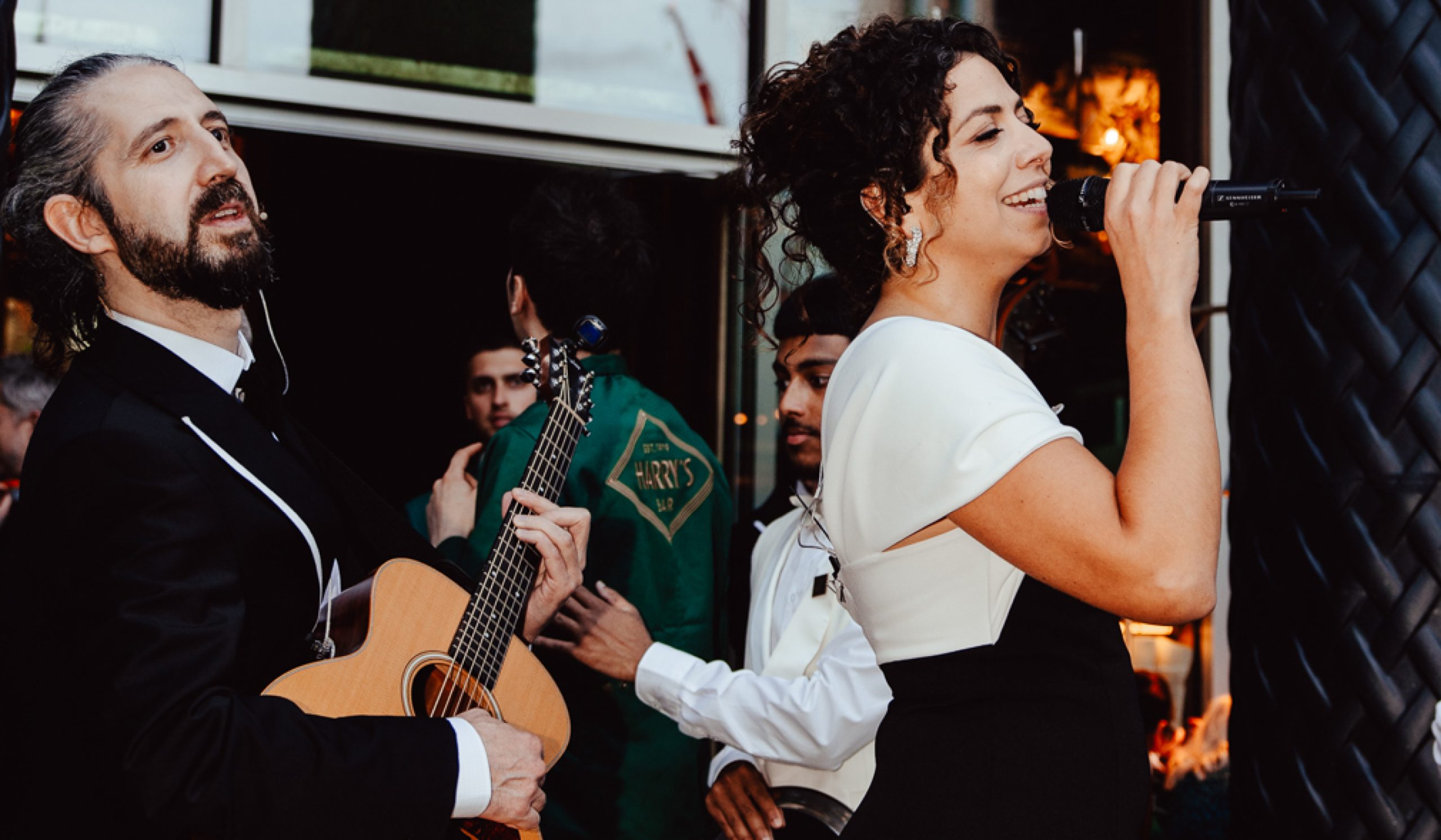 Dine & Enjoy Live Music at Harry’s Victoria